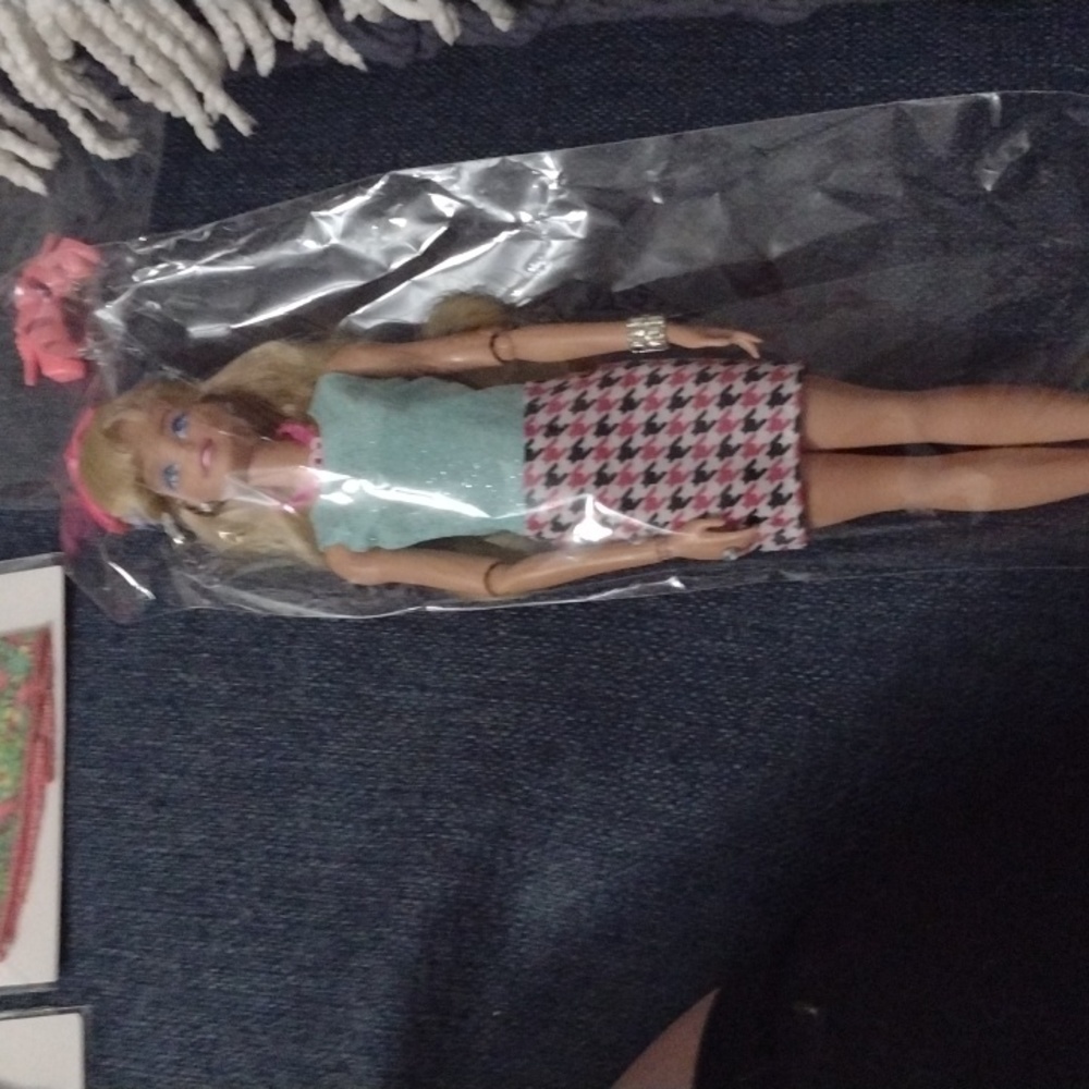 new 2015 Barbie, Barbie closet/ case 10 new outfits and accessories.